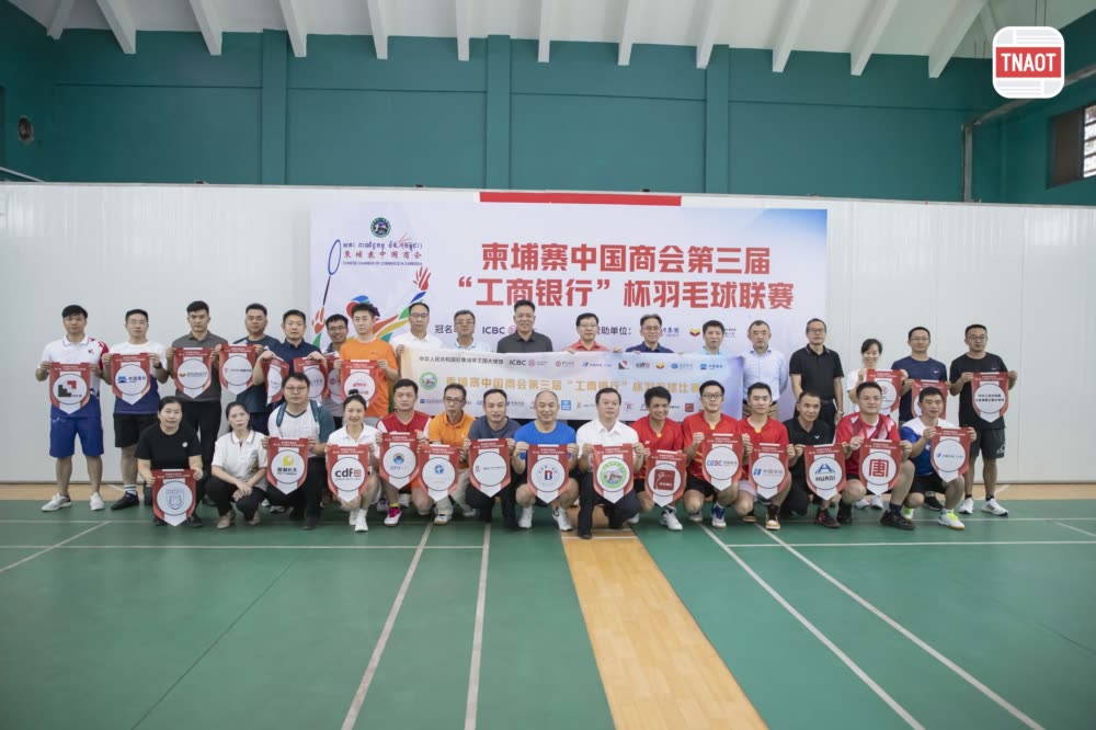 柬埔寨打羽毛球选手飘逸身姿，夺冠登顶